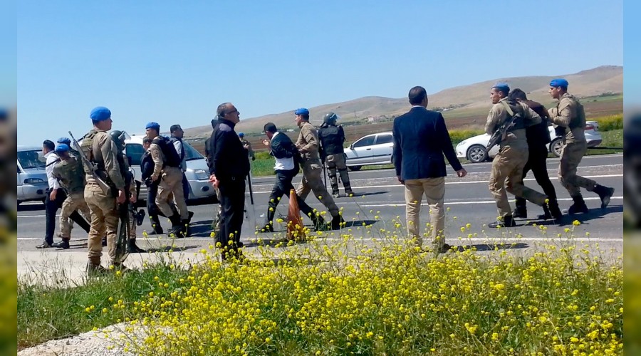 Petrol istasyonuna haciz: 10 GÖZALTI