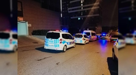 Polis memuru evinde bıçaklandı