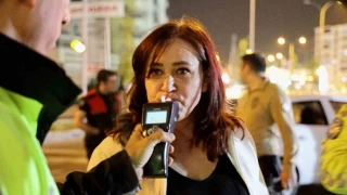 Polisin üfleme eğitimi verdiği kadın sürücü, 44. seferde üflemeyi başardı