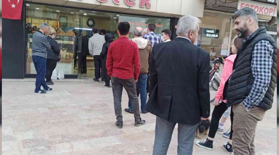 Ramazan'da pide kuyruğu geleneği bozulmadı