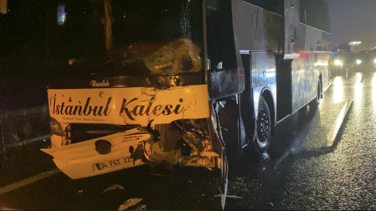 Reflektör koyarken otobüs çarptı