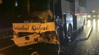 Reflektör koyarken otobüs çarptı