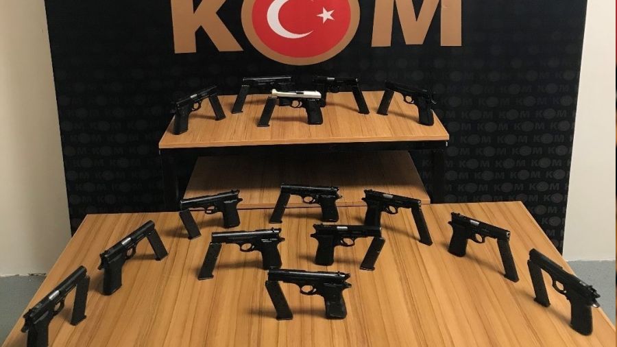 Rize'de bir araçtan 15 ruhsatsız silah çıktı