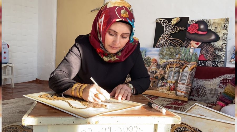 Rölyefe merak sardı, evinin odasını atölyeye çevirdi