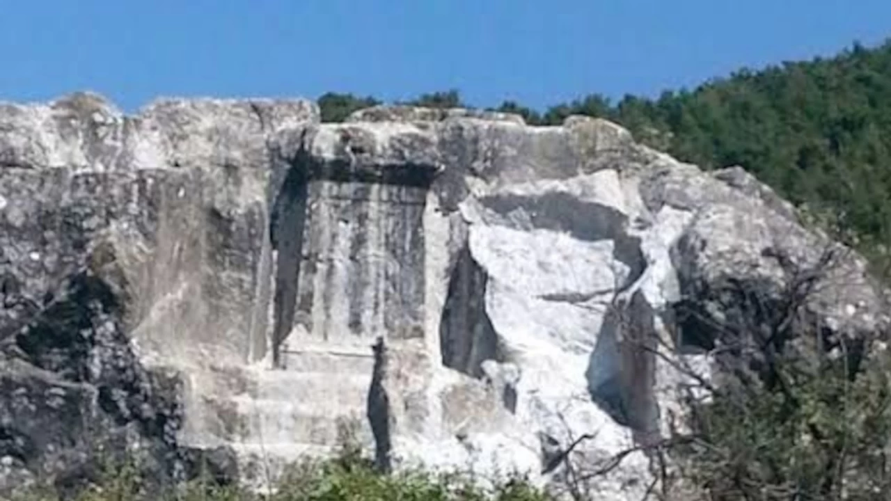 Roma d�nemine ait mezar� asitle eritmeye �al��an definecileri jandarma yakalad�