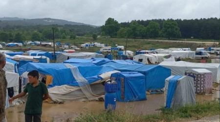 Sağanak yağışta 500 işçinin bulunduğu çadır kent sular altında kaldı