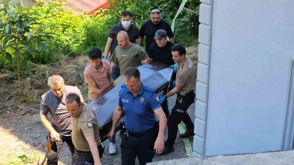 Sağlık çalışanı evinde ölü bulundu