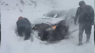 Sahara Geçidi'nde yoğun kar ve tipi ulaşıma engel oldu