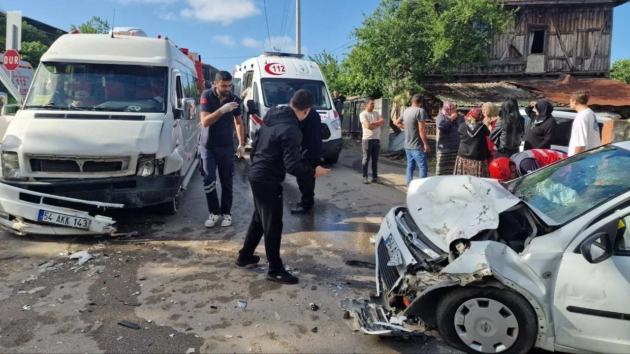 Sakarya'da otomobil ile minib�s kafa kafaya �arp��t�: 4 yaral�