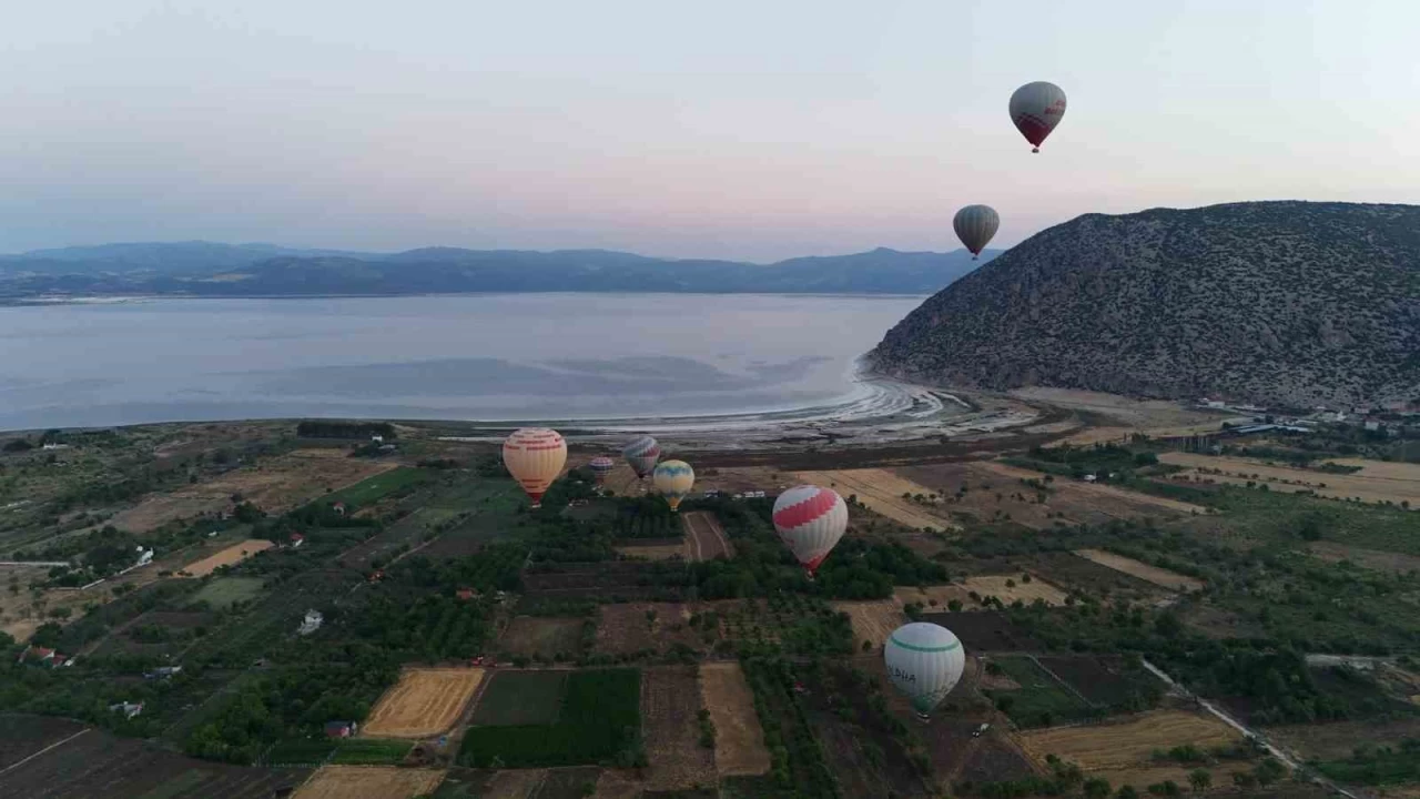 Salda Gölü'nde sıcak hava balonuyla ilk uçuş