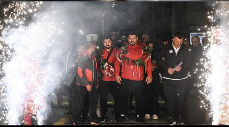 Şampiyonlara görkemli karşılama