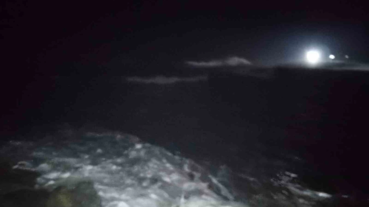 Samsun'da balıkçı teknesi alabora oldu: 1 yaralı, 1 kayıp