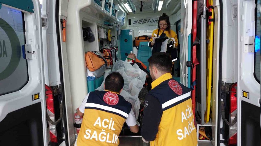 Samsun'da borcunu isteyen şahıs 7 yerinden bıçaklandı