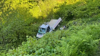 Samsun'da kereste y�kl� kamyonet dere yata��na devrildi