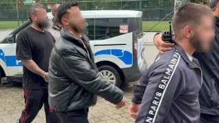 Samsun'da otomobil kurunlayan 3 kii yakaland