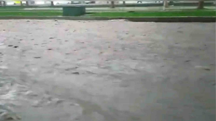 �anl�urfa'da dolu ve sa�anak ya��� etkili oldu, yollar dereye d�nd�