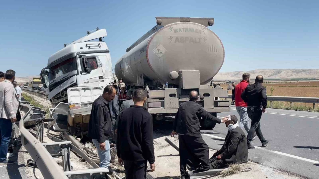 Şanlıurfa'da otomobil ile tır çarpıştı: 4 yaralı
