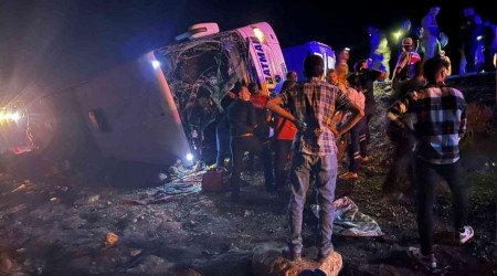 Şanlıurfa'da yolcu otobüsü devrildi