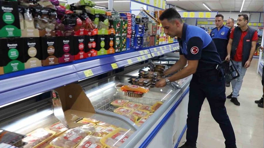 Satışa çıkarılan tarihi geçmiş ürünlere el konuldu