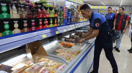 Satışa çıkarılan tarihi geçmiş ürünlere el konuldu