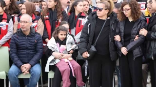 ehit babasn oyuncana sarlarak bekledi