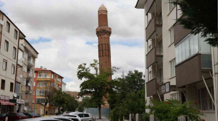 Sellerin yıkamadığı Eğri Minare asırlardır ayakta