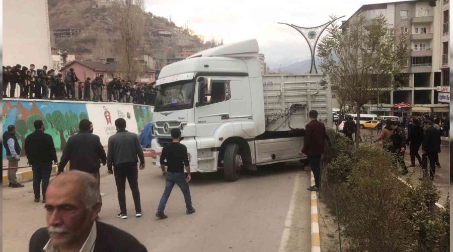 Şemdinli'de patates dolu tır devrildi
