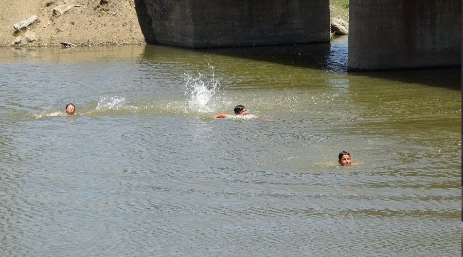 Sıcaktan bunalan çocuklar tehlikeye balıklama atlıyor