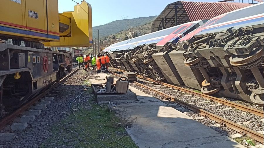 �iddetli deprem tren vagonlar�n� devirdi, raylar� tahrip etti