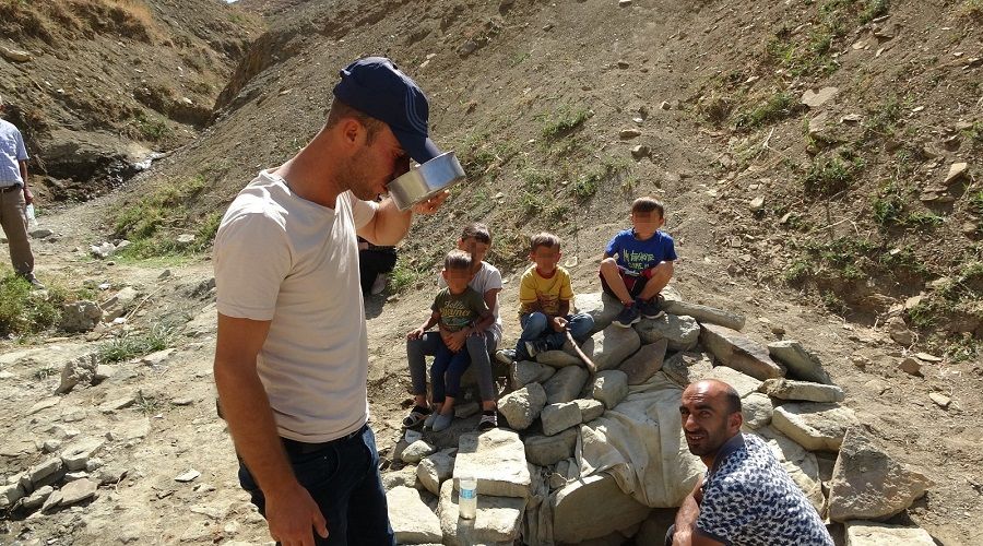 'Şifa' diye mikroplu su için Muş'a akın ediyorlar