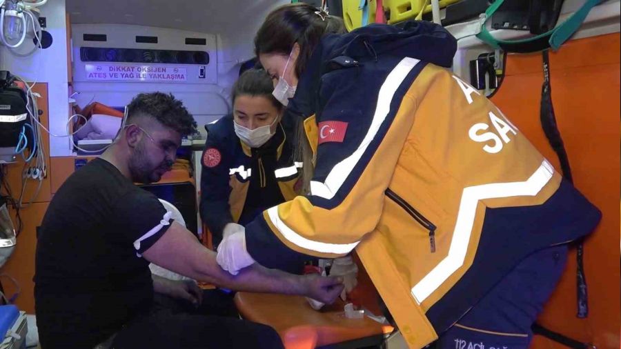 Sigara yakarken devrilen benzin bidonu alev ald�