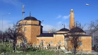 Siirt Cumhuriyet Camii, geleneksel Trk-slam mimarisinin izlerini tayor