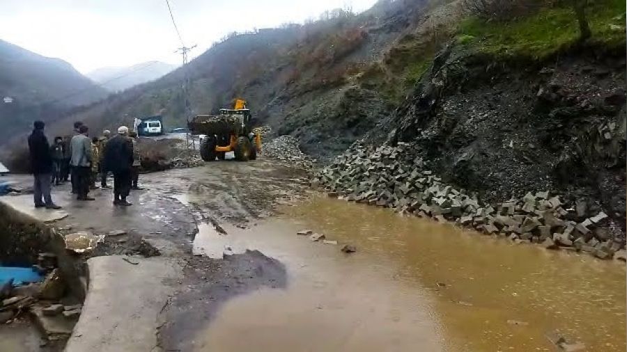 Siirt'te heyelan nedeniyle yol kapandı