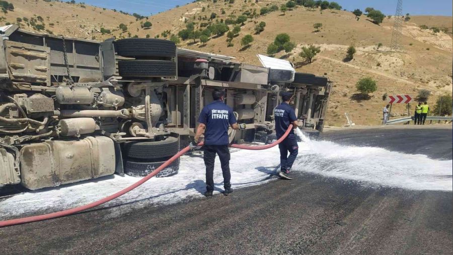 Siirt'te mazot yüklü tır devrildi