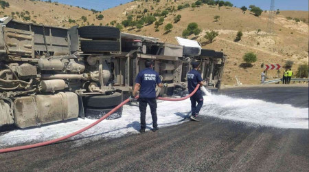 Siirt'te mazot yüklü tır devrildi