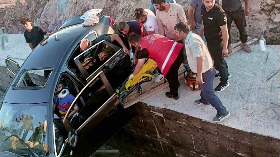 Siirt'te otomobil yolda �ukura d��t�: 1 �l�, 5 yaral�