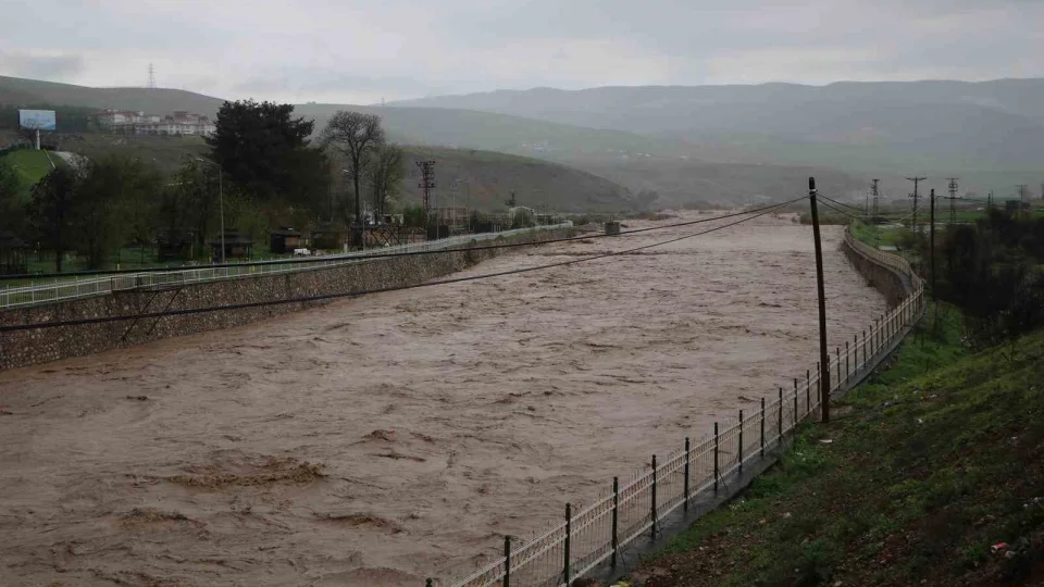 Siirt'te sel bilan�osu: 200 dekarl�k alanda toprak kaymas� ya�and