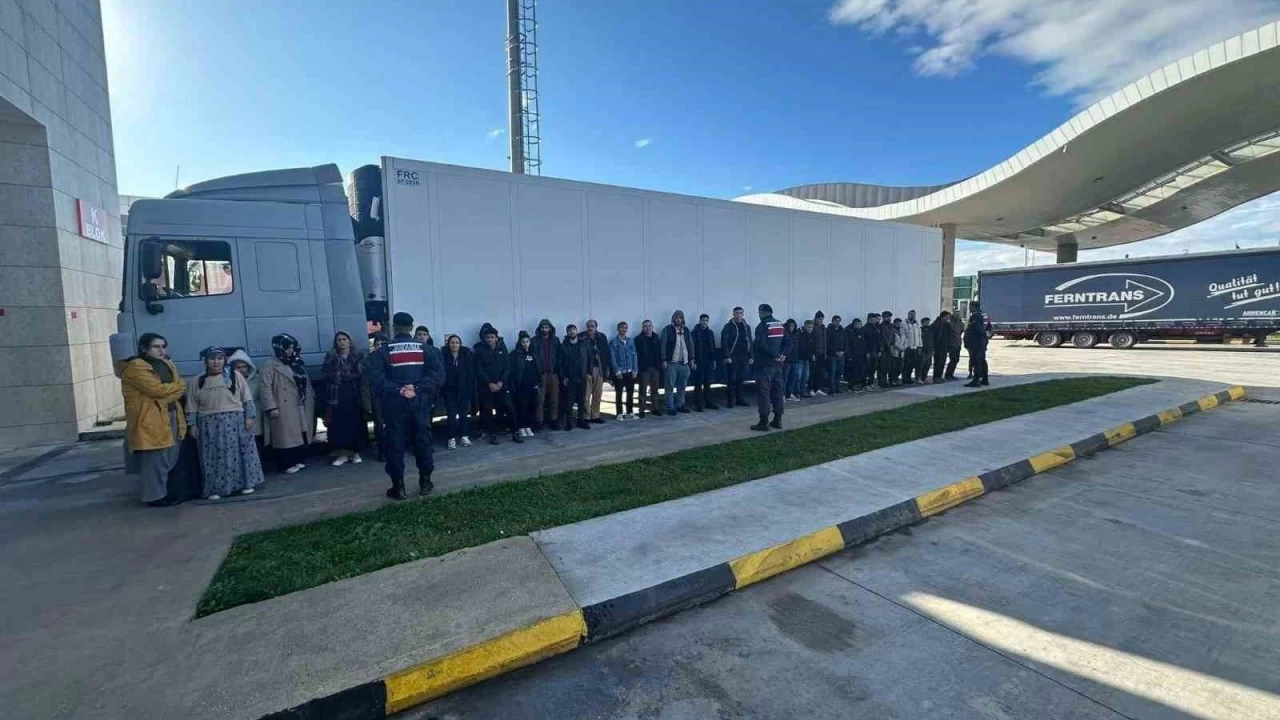 Sınır kapısında tırda havasız kalan kaçak göçmenler kendilerini ihbar etti
