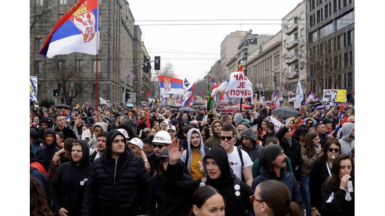 Sırbistan'da "ülke tarihinin en kalabalık protestosu"