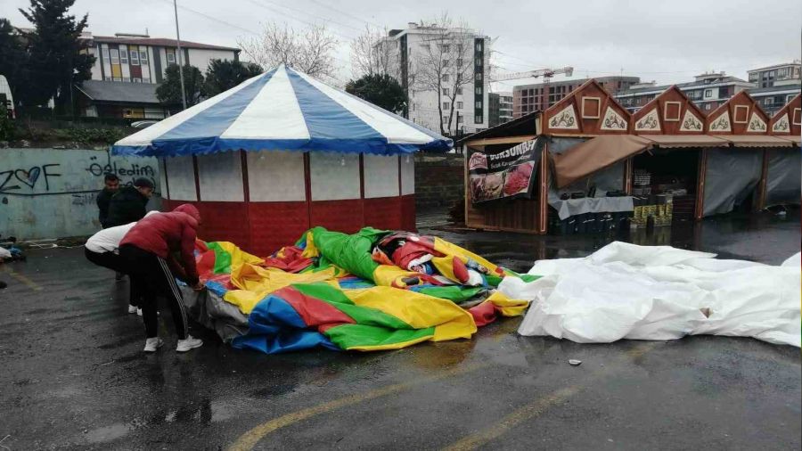 Şişme kaydırak, standın üzerine devrildi