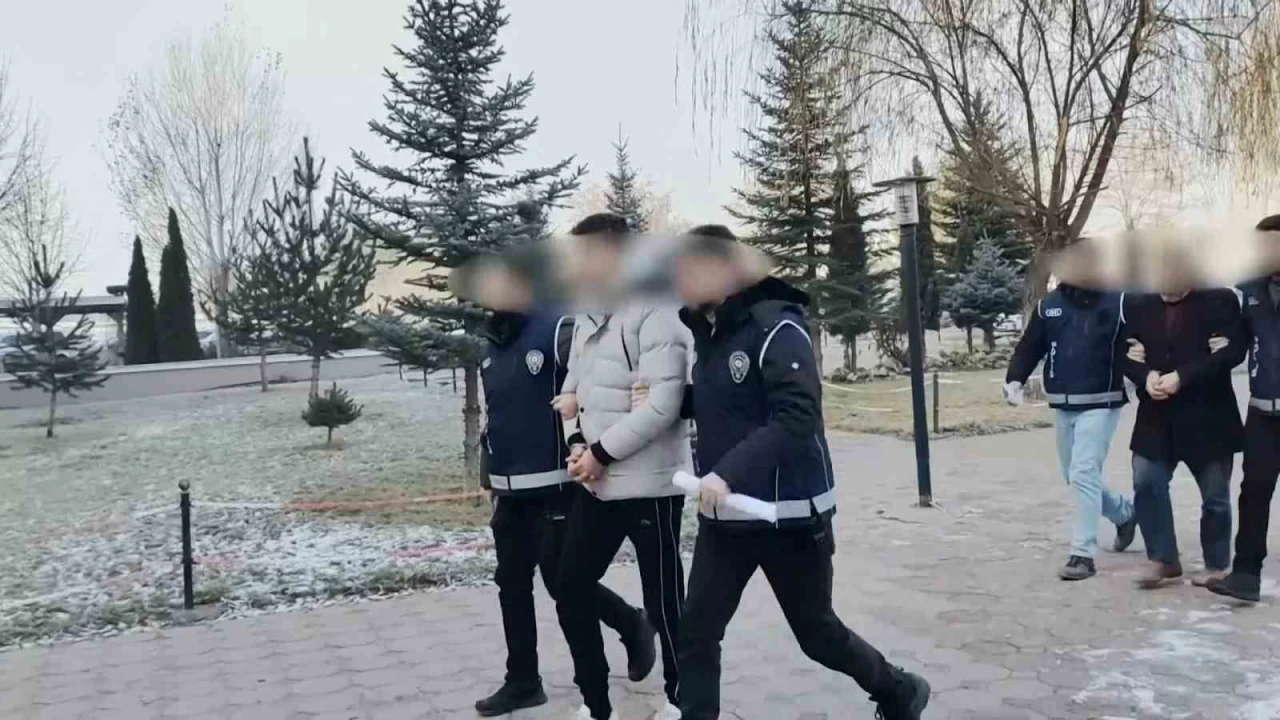Sivas'ta yabanc� uyruklu 3 ka�ak g��men yakaland�
