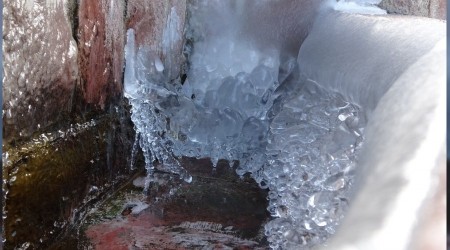 Soğuk hava, nehir ve dereleri dondurdu