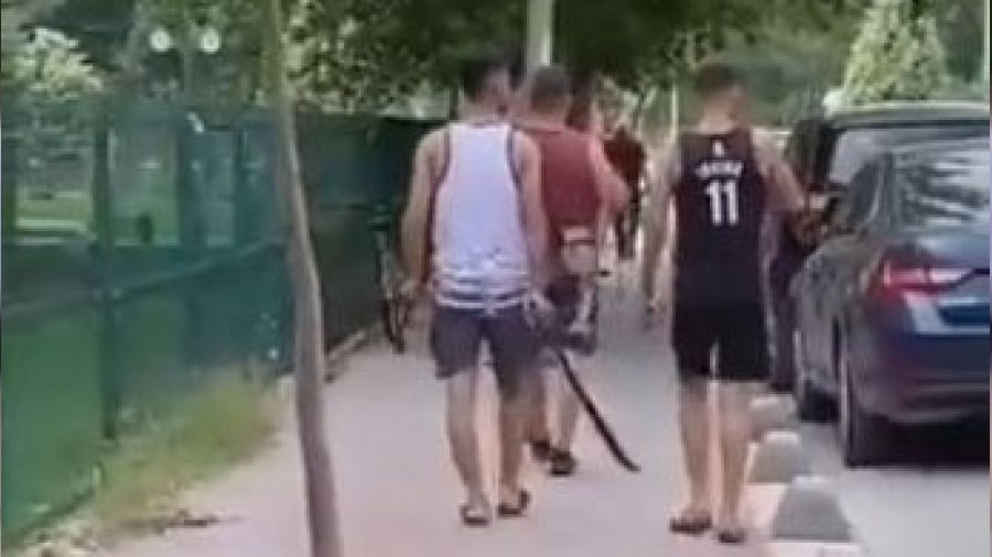 Sokak ortasında kılıçla yürüyen şahıslar set ekibiymiş