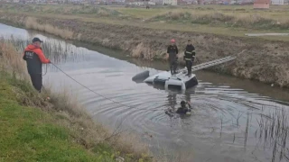 Su dolu kanala g�m�lm�� ara� ekipleri alarma ge�irdi