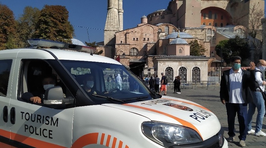 Sultanahmet ve Ayasofya'da drone'lu virüs denetimi