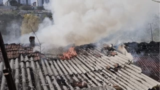Sultangazi'de gecekonduda korkutan yangın