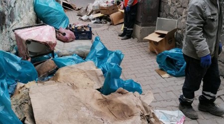 Sur'da bir evde 5 traktör çöp çıktı
