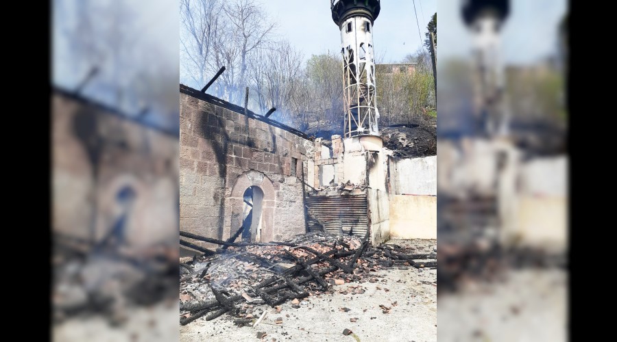 S�rmene�da tarihi cami k�l oldu