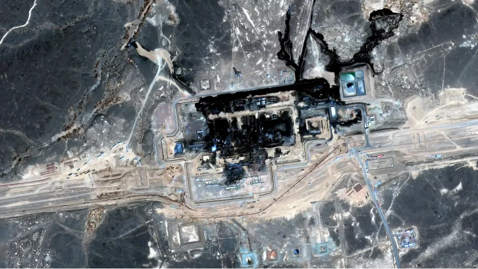  Suudi Arabistan'�n �nemli petrol boru hatlar�ndan birine d�zenlenen dron sald�r�s�n�n ard�ndan yay�mlanan uydu g�r�nt�leri, hasar�n boyutunu g�sterdi