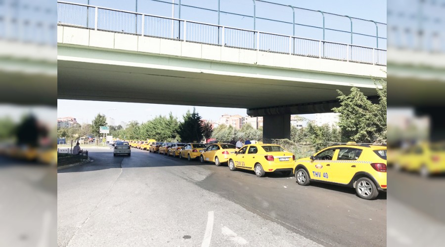 Taksi kuyru�u 2 kilometreyi buldu